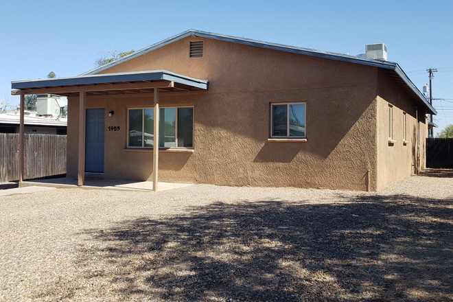 Great Curb appeal - 5 bed 3 bath near UofA House