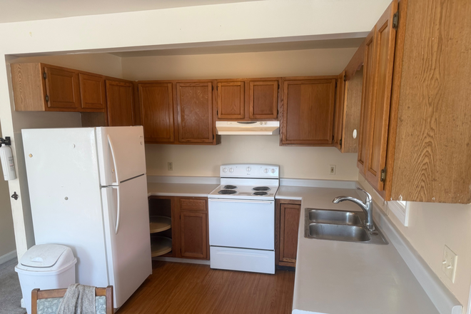 Kitchen - Centrally located 3 bed - includes HEAT, water, trash Apartments