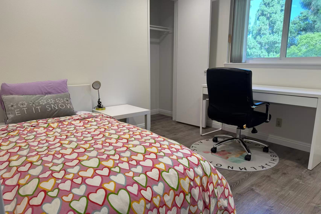 private bedroom1 - Private bedroom/Shared bathroom/Students roommates/Bus 79 to UCI in 19mins/Amazing HOST