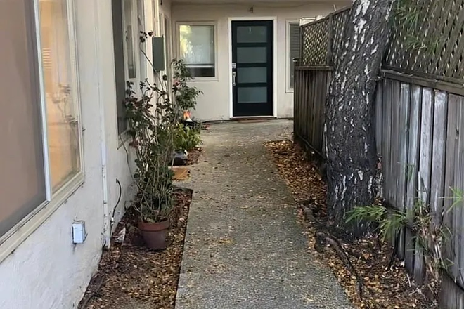 Walkway - Town House close to North Berkeley Bart