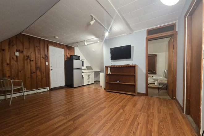 Living room, kitchenette and bathroom view - Private space ready for mature and responsible professional/student. House