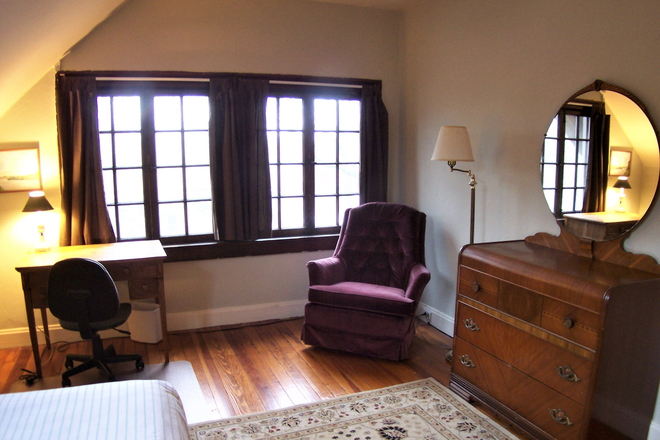 Your Bedroom - 1 YR LEASE..Share 4 bedrm. NICE! FURNISHED and ALL! uts INCLUDED-->CLEAN QUIET ONLY!