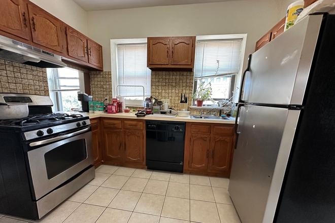 1 - NO BROKER FEE!!! Large 1 bedroom! SUNNY
