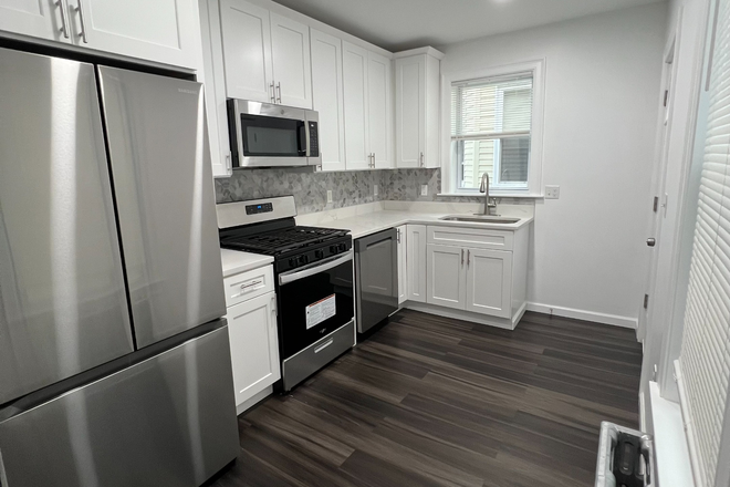 Kitchen - Completely Renovated 5 BR, 3 Bathroom Townhouse