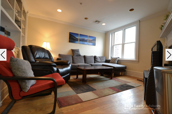 living room - Cleveland Circle Apartment close to campus