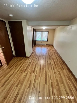 Basement bedroom - Room at Townhouse next to Puffer's pond and close to campus
