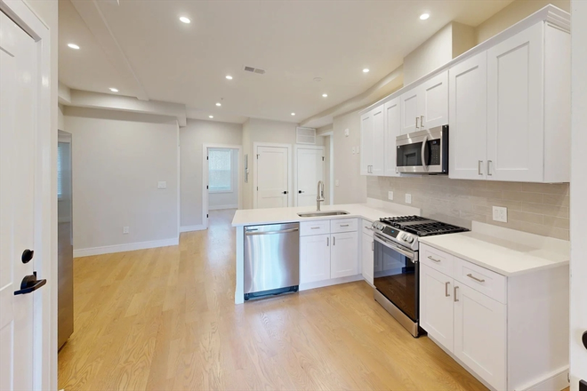 Hub Realty - Brand new renovated 3 bedroom with laundry in unit, on green line T