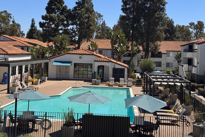 Community and pool - Private Bedroom + Private Bathroom in Spacious 2B/2B — La Jolla Colony