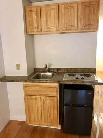 Hub Realty - Handy studio with private entrance, on the Green Line T, free one month rent Apartments