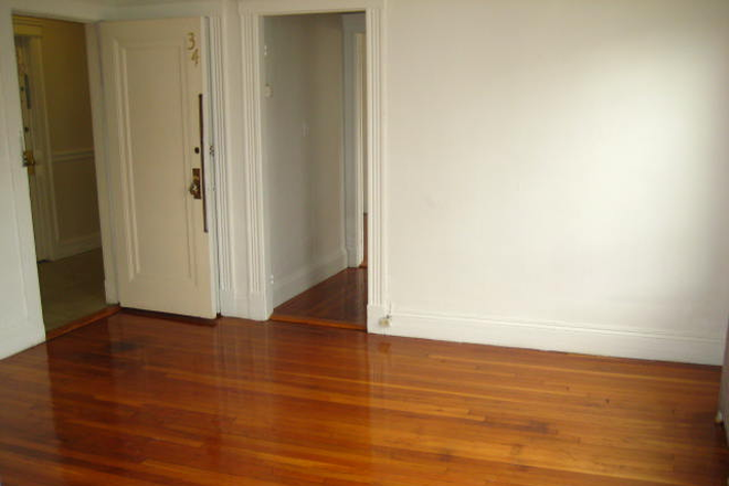 Hub Realty - Huge front one bedroom with spacious kitchen, in Fenway Apartments