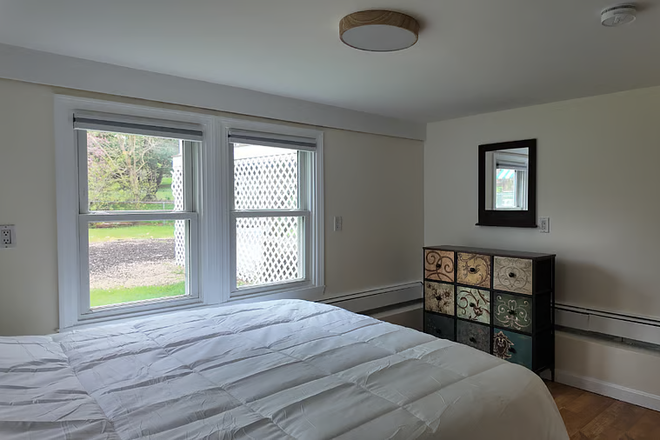 California King Bedroom - Quiet 5-Bed, 1-Bath Perfect for Studious Students Wanting to Save on Housing Costs