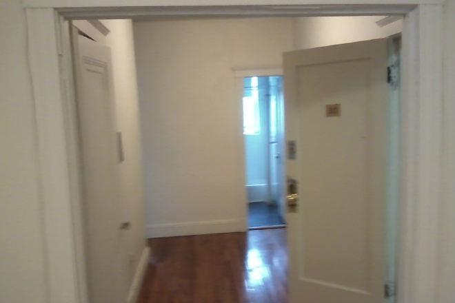 hubrealtyproperties.com - Bright and spacious one bedroom split, walking distance to campus and walks around the reservoir
