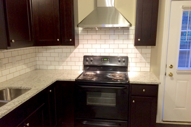 Granite counter tops - //// Totally Remodeled Contemporary 5 bdrm. short walk to campus! June '25 House
