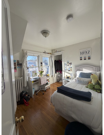 bedroom view from door - Single Bedroom, 10 minute walk from BC Campus and T stop House