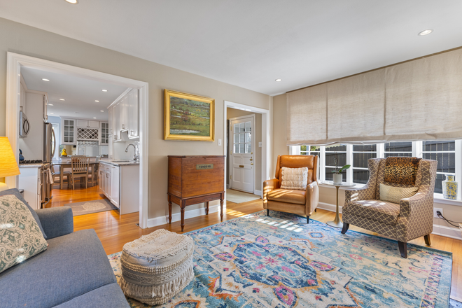 Living Room - Charming Spring Valley Stone Cottage Near AU House