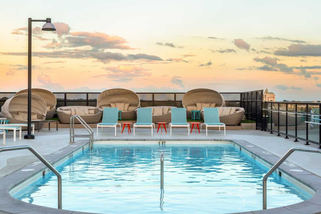 Roof top pool - SUMMER Relet + Renew option_ Minutes from Campus_Fully Equipped Studio