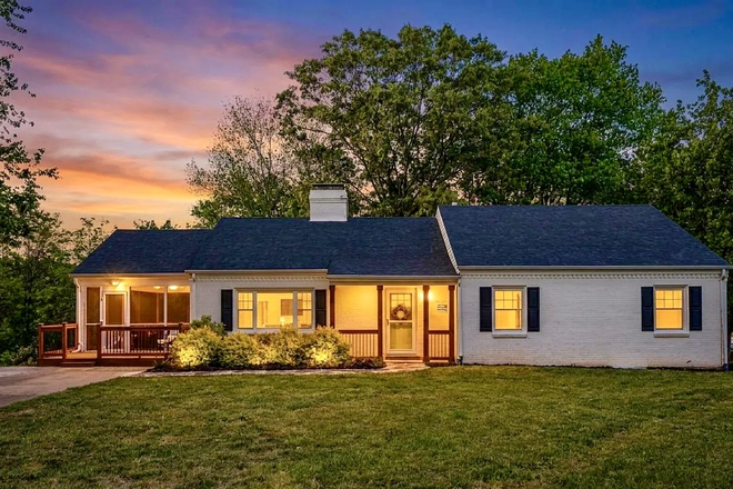 Quaint, cozy, and tucked into a peaceful neighborhood--- the perfect place to unwind after a long day! - 3BR / 2BA Close to LU | Large Screened Porch + Quiet Neighborhood