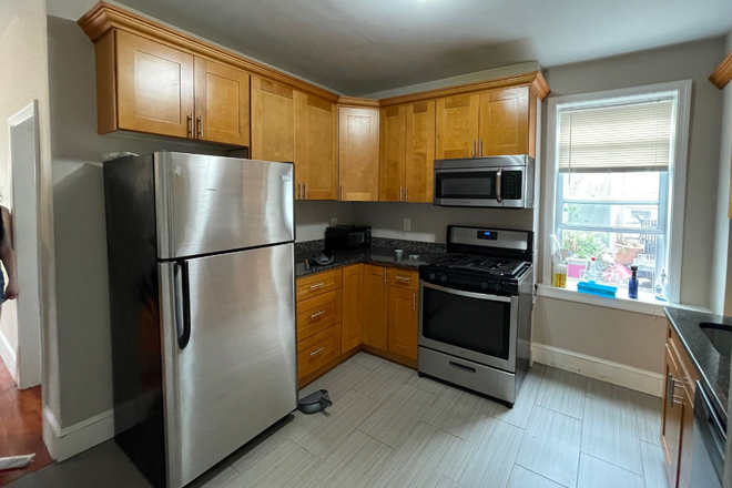 1 - SEPT 2026 - Comfortable East Boston 4 Bed / 1 Bath, Student OK, Cats/Small Dogs OK, No Broker Fees! Apartments