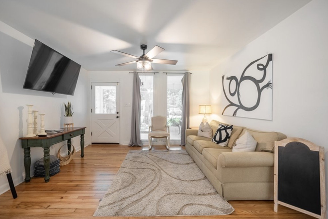 Living Room - Master Suite 10 minutes from Downtown Charleston House