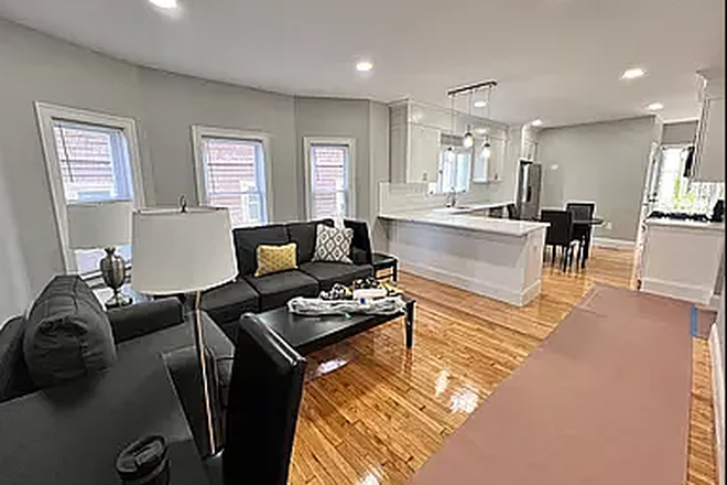 Call NOW for showings! 617-236-8600 - HILLSDALE RD - XL TOP FLR DUPLEX 3BR/1BA CLOSE TO TUFTS FOR *6/1/2027* W/ PRKNG, LNDRY IN BLDNG