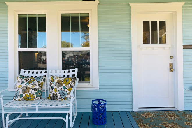 Front Porch - Furnished Shiplap Cottage | 1 blk from Campus | Utilities Paid House