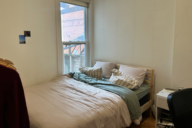 Bedroom - 1 Furnished Bedroom in 3-Bedroom Main Floor Unit all utilities incl