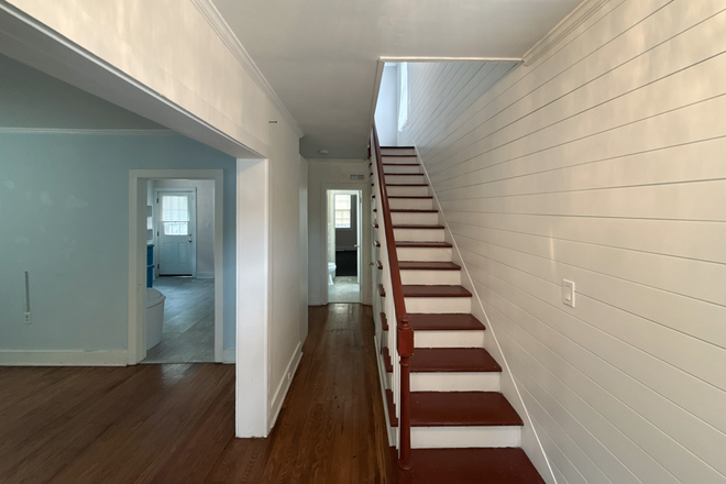 Entrance Hall - Westside 3 Bed 2 bath 15 min walk/MUSC House