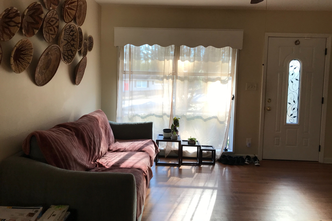 Living room - Live Close to Emory for $500 plus 1/3 utilities House