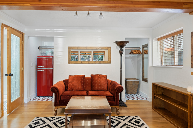 Studio Living Room - Furnished Private Studio - 5 blocks from U of O Portland Duplex