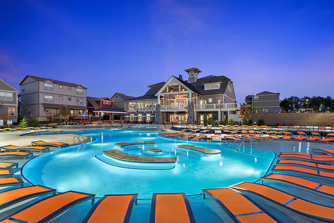 Pool Area and Clubhouse - Room at Brexx at Blacksburg (The Retreat), Quiet Space with a great View