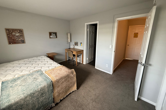 Bedroom - Apartment on the Hill - University Townhomes