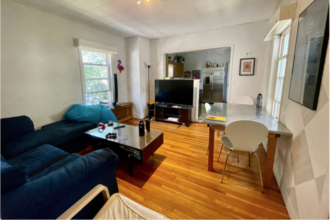 - - Right Close to Campus! 5 Bed w/ Laundry & Parking Apartments