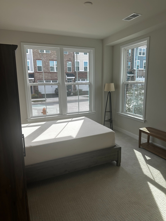 ground floor bedroom - Room with private bathroom for rent in townhouse located in a peaceful neighborhood