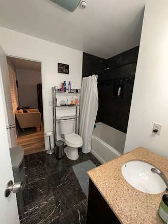 Shared full bathroom view b - Nors House