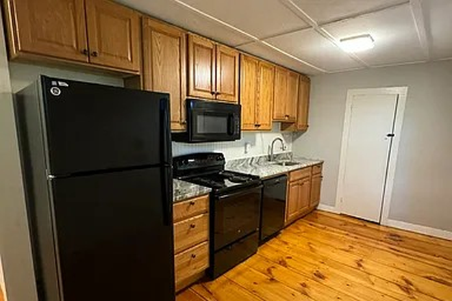 Kitchen - Spacious 4 Bedroom Apartment in a Beautiful Historic Home