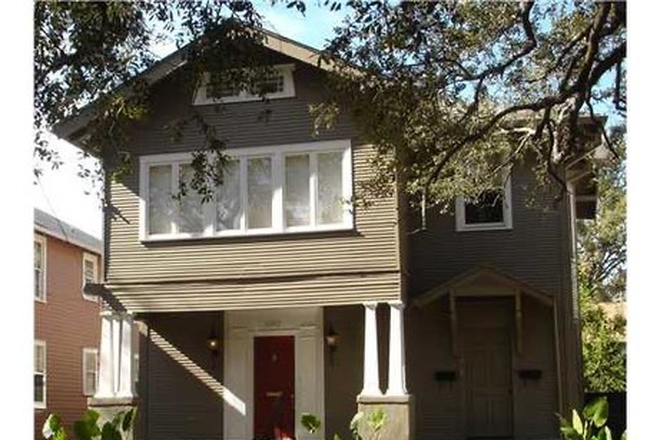 Sidewalk View - Pleasant 4 block walk to Tulane or Loyola!