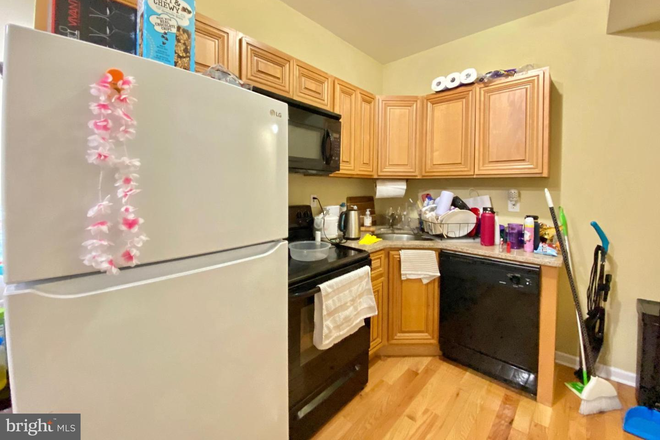 kitchen - 2050 N Carlisle St #C Apartments