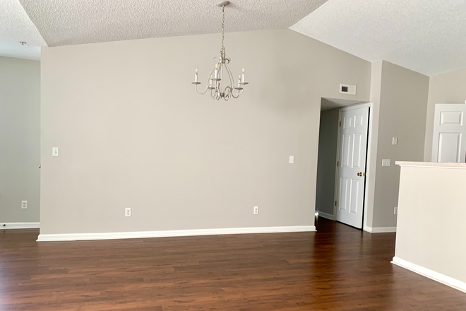 Cathedral ceilings - Deacon Ridge Beautiful 2/2 Condo with Wood Floors, Cathedral Ceilings - Grad Students