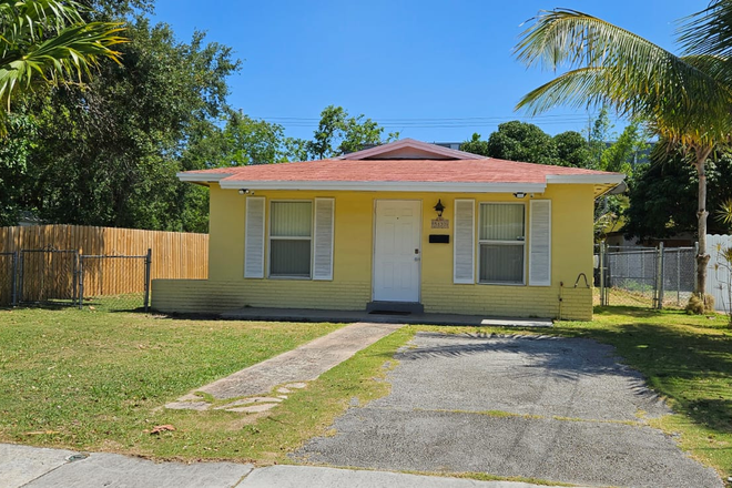 Front View - Available Room (Priv. Bath) at 4 Bed/3Bad Girls House. Close to UM Campus. $1,200 - 305.815.2356