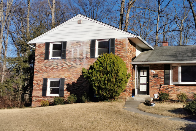 Front - Spacious above ground BR; SFH close to campus. Shuttle bus & Bike trail next to the HSE. House