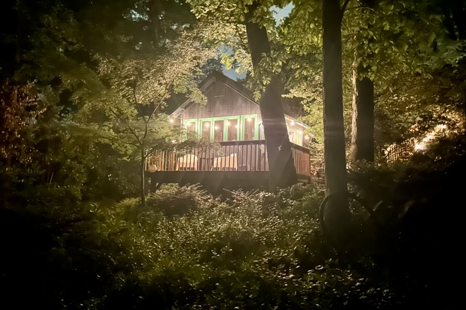 Magic Cabin - Magic Cabin in the heart of Chapel Hill, a unique 1 bedroom rental 3 miles to UNC, 8 miles to Duke