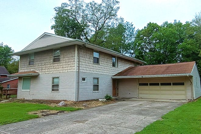 Exterior - street view - 2 car garage + off-street parking - 4 BR House - $4350/semester per student: Walk to Campus! 926 Cedar Dr. Signing now for 27-28