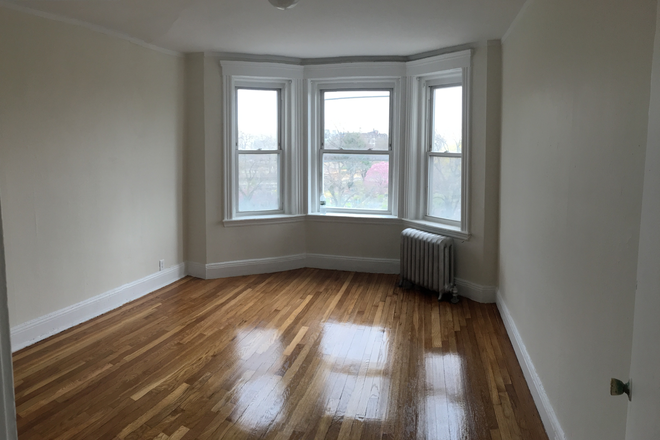 Visit hubrealtyproperties.com - Beautiful 1 bedroom split apartment with parkviews and updated kitchen
