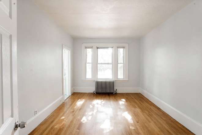 Bedroom - Pleasant Apartment Close to BC