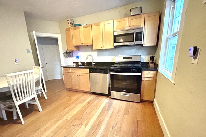 Eat -in Kitchen with new stove and dishwasher - No fees! Several bedrooms available in our 5 bedroom apartment near Red Line