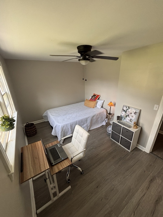 Bedroom - 1 bedroom available now on Queen Street (1 bed in 2b/1b apartment)