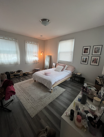 Bedroom - Private Room in Off-Campus Evanston House