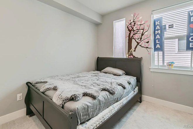 Room for rent - Rooftop patio with scenic views townhome