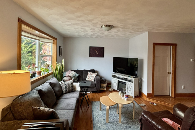 living room - 3 Bd/2 Bath townhouse in Union Sq