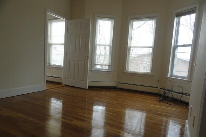 . - SPACIOUS 3 BED / 1 BATH WITH HEAT INCLUDED, NO BROKER FEE!!